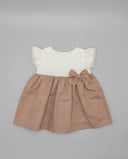 Vestido bebé niña bicolor crudo y tostado con mangas volante, encaje y lazo lateral decorativo