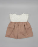 Vestido bebé niña bicolor blanco y tostado con mangas mariposa, encaje y botones en espalda