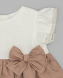 Vestido bebé niña bicolor crudo y tostado con mangas volante encaje y lazo lateral decorativo