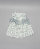 Vestido bebé niña blanco con estampado floral azul, sin mangas, volantes y dos lazos laterales azul grisáceo