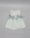 Vestido bebé niña blanco estampado floral azul con volantes en hombros, lazos laterales celestes y botones nacarados
