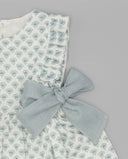 Vestido bebé niña blanco estampado floral azul con volantes en hombros y lazo lateral azul celeste