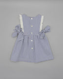 Vestido bebé niña cuadros vichy azul y blanco con volantes de encaje, lazos laterales y botones en espalda.