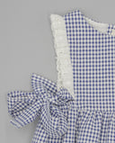 Vestido bebé niña vichy azul y blanco con volantes de encaje broderie y lazos laterales