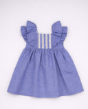 Vestido de bebé azul en lino con volantes en hombros y detalle de entredoses blancos en el pecho