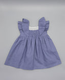 Vestido bebé niña lino azul lavanda con volantes en hombros y fruncido elástico en pecho, espalda abierta con entredós blanco