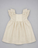 Vestido de bebé en lino beige natural con volantes en hombros, entredoses en pecho y falda fruncida sin mangas