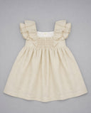 Vestido de bebé en lino beige natural con volantes en hombros y entredoses fruncidos en el pecho, falda amplia evasé