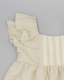 Vestido bebé niña lino beige con volantes en hombros y entredoses de encaje blanco, detalle frontal