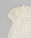 Vestido bebé blanco roto en sedeta bordada con volantes en mangas, cuello fruncido y lazos satinados