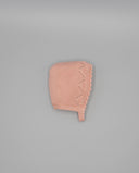 Capota bebé niña rosa palo en tricot de algodón con detalle de calados y cinta lazada