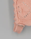 Capota bebé rosa palo tejida en tricot algodón con calados y acabados en punto elástico artesanal