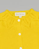 Chaqueta bebé Fina Ejerique amarilla de punto tricot con calados y botones nácar, talla 2