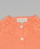 Chaqueta bebé Fina Ejerique color salmón en tricot de algodón con calados y botones de nácar