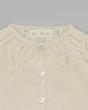 Chaqueta bebé Fina Ejerique color crudo en tricot de algodón con calados y botones de nácar