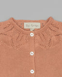 Chaqueta bebé Fina Ejerique rosa salmón en tricot algodón con calados y botones nácar