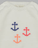 Jersey bebé blanco tricot algodón con anclas jacquard en azul, coral y naranja, cuello redondo, marca Fina Ejerique