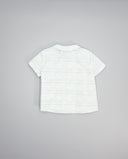 Camisa bebé manga corta a rayas blancas y grises con cuello clásico, vista trasera sobre fondo gris