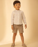 Camisa niño cuadros popelín blanca cuello mao manga larga con bermuda beige y zapatos casual