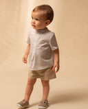 Camisa bebé niño cuadros popelín manga corta cuello mao blanca con bermuda beige y zapatos