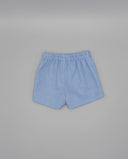 Bermuda infantil de lino azul celeste con cintura elástica fruncida, corte recto y largo corto.