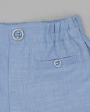 Bermuda de lino azul claro para niño con cintura elástica y bolsillo con botón decorativo