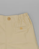 Bermuda de sarga color beige con cintura elástica fruncida y bolsillo trasero con botón tono hueso