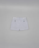 Bermuda infantil seersucker a rayas azul y blanco con cintura elástica y bolsillos traseros con botón