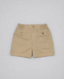 Bermuda infantil de sarga color beige con cintura elástica, dos bolsillos traseros con botón y bajo recto.