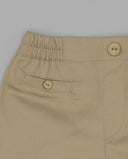 Bermuda sarga color beige con cintura elástica, bolsillo trasero y botones de coco decorativos