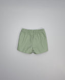 Bermuda infantil de loneta verde salvia con cintura elástica fruncida, corte recto y bajo recto