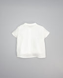 Camisa de lino blanca para bebé con cuello mao y manga corta, vista trasera sobre fondo gris