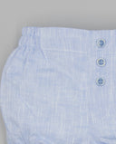 Bermuda infantil de lino azul celeste con cintura elástica y tres botones decorativos laterales