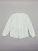 Camisa infantil de rayas verdes y blancas, cuello mao, manga larga y botones blancos centrales
