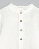 Camisa infantil Fina Ejerique blanca de lino con cuello mao y botones de madera manga larga