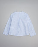 Camisa infantil de lino azul celeste con cuello mao y manga larga, vista trasera con pliegue central