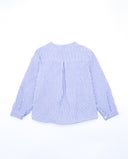 Camisa seersucker rayas azul y blanco cuello mao manga larga, vista trasera con pliegue central