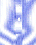 Detalle de camisa seersucker de rayas azul y blanco con cuello mao y botones blancos en la pechera