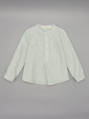 Camisa infantil de rayas verdes y blancas con cuello mao, manga larga y botones blancos centrales