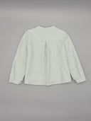 Camisa oxford de rayas verdes y blancas, cuello mao y manga larga, vista trasera con pliegue central