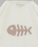 Jersey tricot bebé blanco crudo Fina Ejerique con motivo pez intarsia en rosa empolvado, cuello redondo.