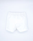 Bermuda blanca de sarga con cintura elástica y botones, vista trasera, corte recto, fondo blanco.