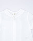 Camisa blanca de seersucker con cuello bebé redondeado y manga corta para mujer