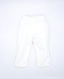 Pantalón de sarga blanco con bolsillos y cintura elástica, corte recto y largo tobillero para niño