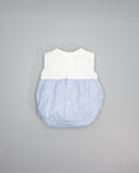 Pelele bebé sin mangas bicolor blanco y azul celeste de lino con cuello clásico y botones, estilo clásico