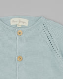 Chaqueta tricot bebé azul celeste con calados en sisas y botones madera Fina Ejerique, talla 12M