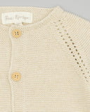 Chaqueta tricot bebé Fina Ejerique color crudo con botones de madera y calados en sisas, algodón y lino