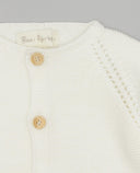 Chaqueta tricot bebé color crudo Fina Ejerique con botones madera y calados en sisas de algodón