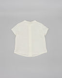 Camisa infantil de lino blanco roto manga corta cuello mao, vista trasera con costura central y bajo redondeado