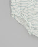 Cubrepañal de popelín a rayas azul celeste y blanco con elástico fruncido en piernas y cintura para bebé.